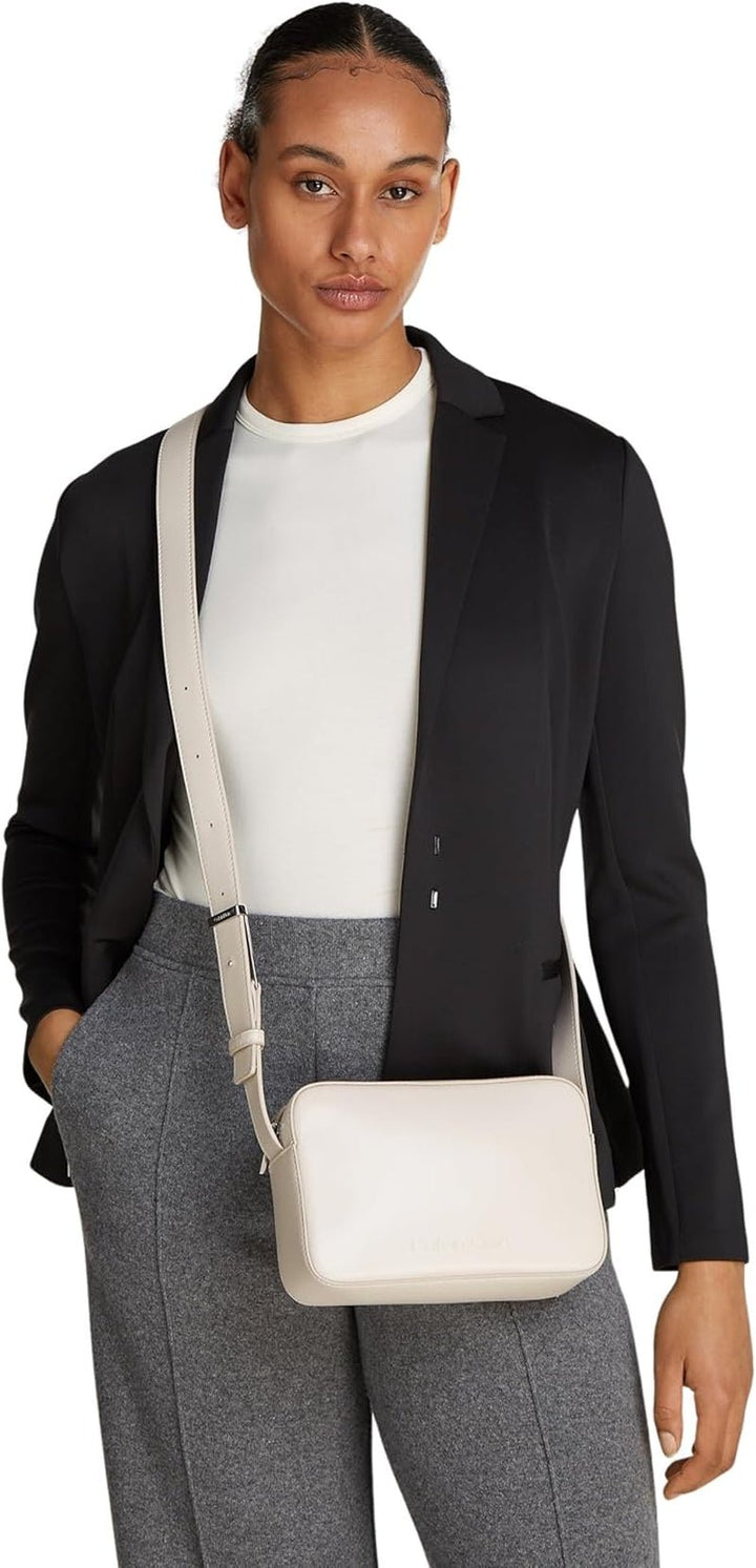 Calvin Klein crossbody sac Embossed Logo Camera Bag cu închidere cu fermoar Genti Femei Naty Shop