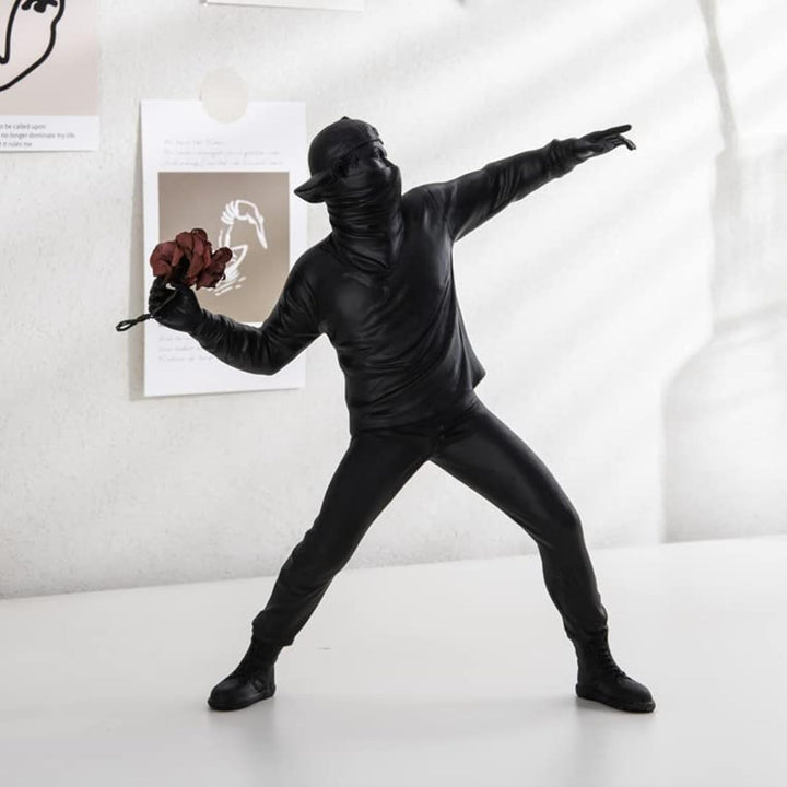 Pěkná balónová dívka, sochařství pryskyřice, socha pro dekorace interiéru, socha Banksy, dívka s červeným srdcem, balónová postava, sochařství moderního umění, dekorace